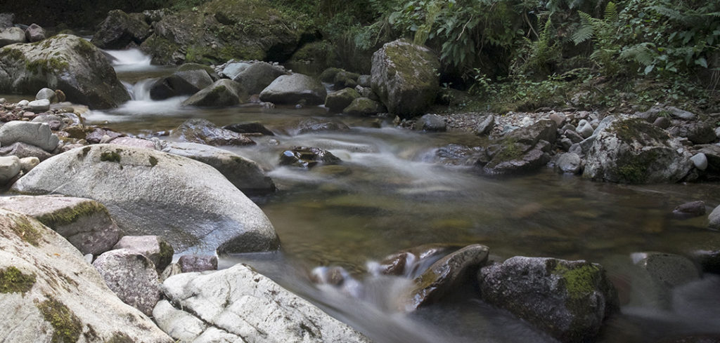 foto di un corso d'acqua scattata con un tempo di esposizione lungo grazie all'uso di un filtro ND a densità neutra